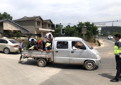 遭起 核载5人的小货车竟然满满载了15人 被绵阳三大队交警当场挡获